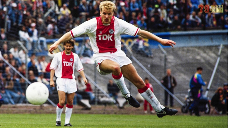 Ông đã thi đấu cho đội tuyển Ajax Hà Lan khi còn rất trẻ